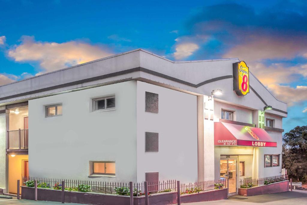 Super 8 by Wyndham North Bergen NJ/NYC Area image