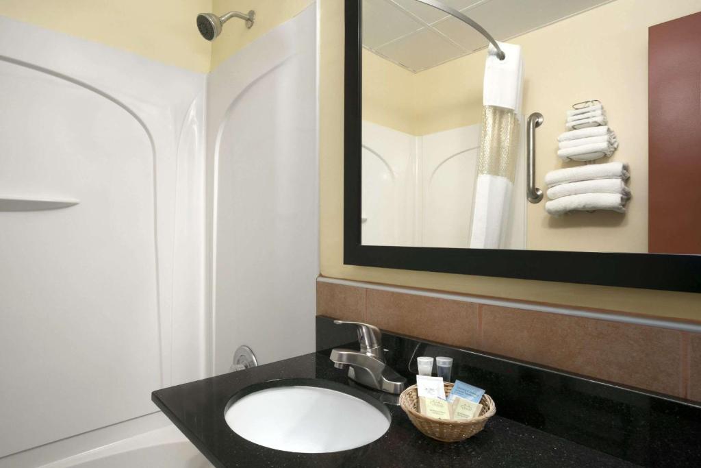 Travelodge by Wyndham Cleveland Lakewood photo 1