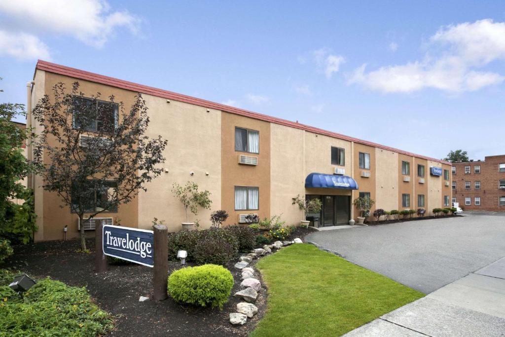 Travelodge by Wyndham Cleveland Lakewood image