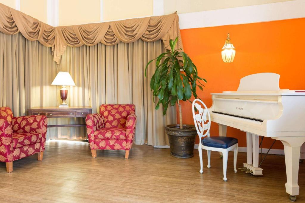 Howard Johnson by Wyndham Williamsburg photo 1