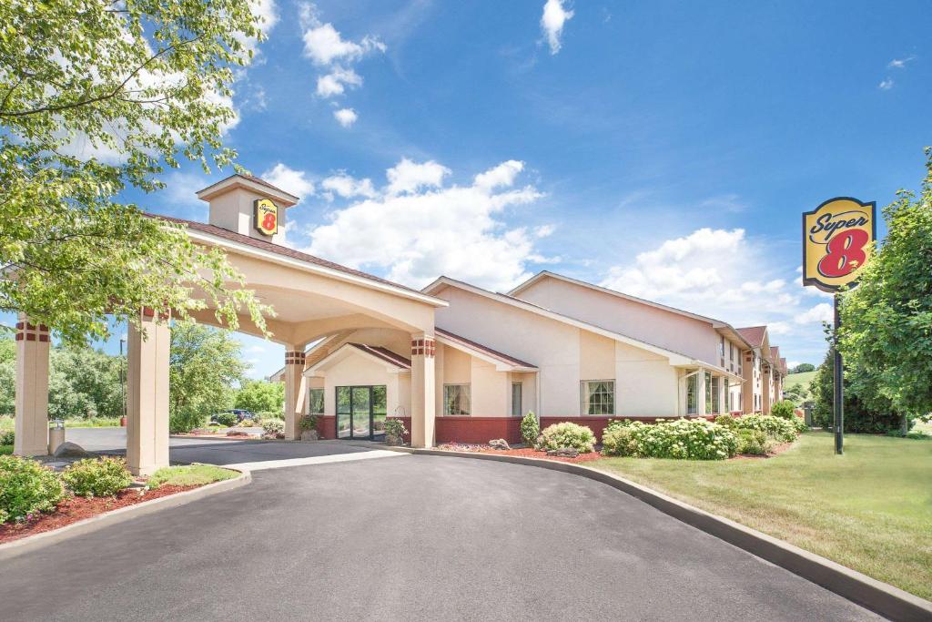 Super 8 by Wyndham Cobleskill NY image
