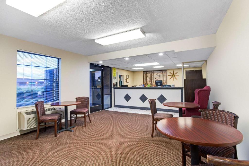 Super 8 by Wyndham Clarksville East photo 2