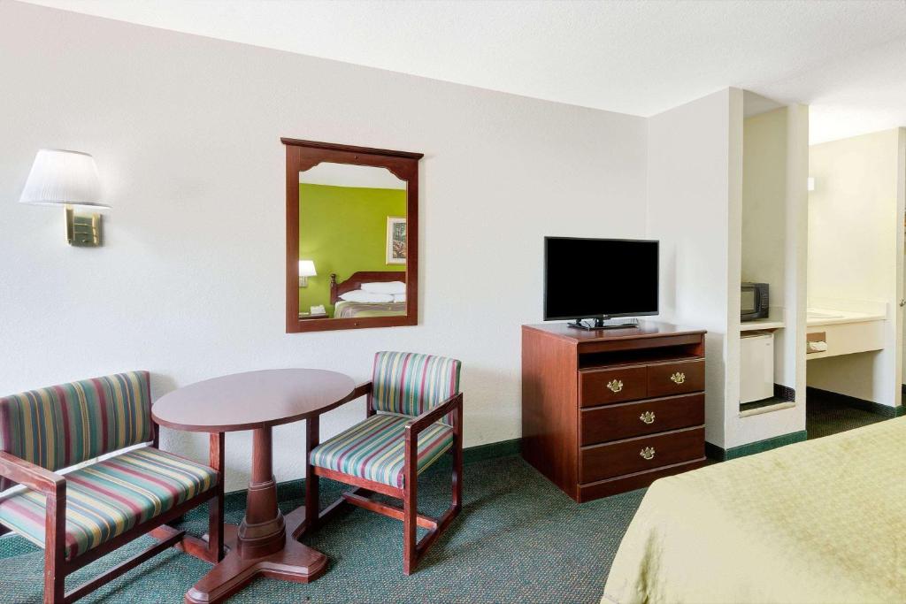 Super 8 by Wyndham De Soto image