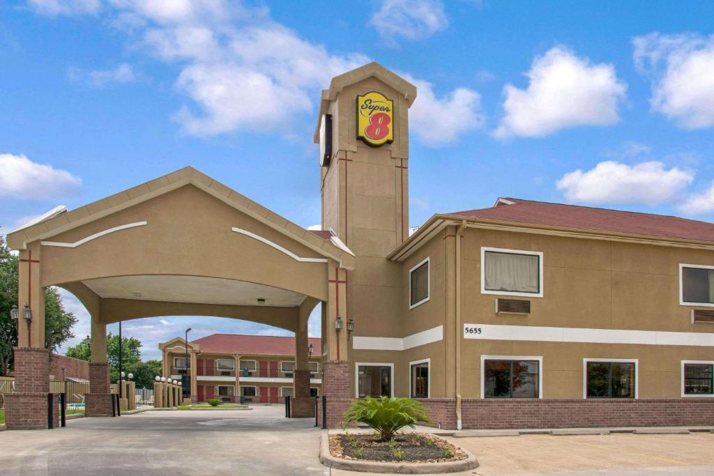 Super 8 by Wyndham Houston/Brookhollow NW image
