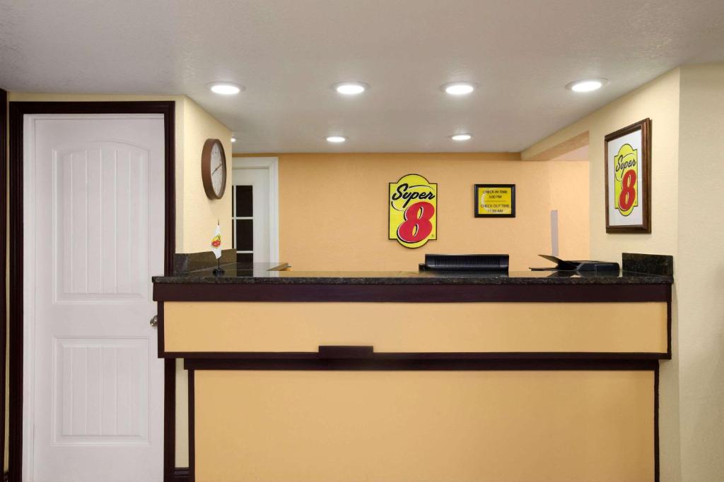 Super 8 by Wyndham Woodward photo 3