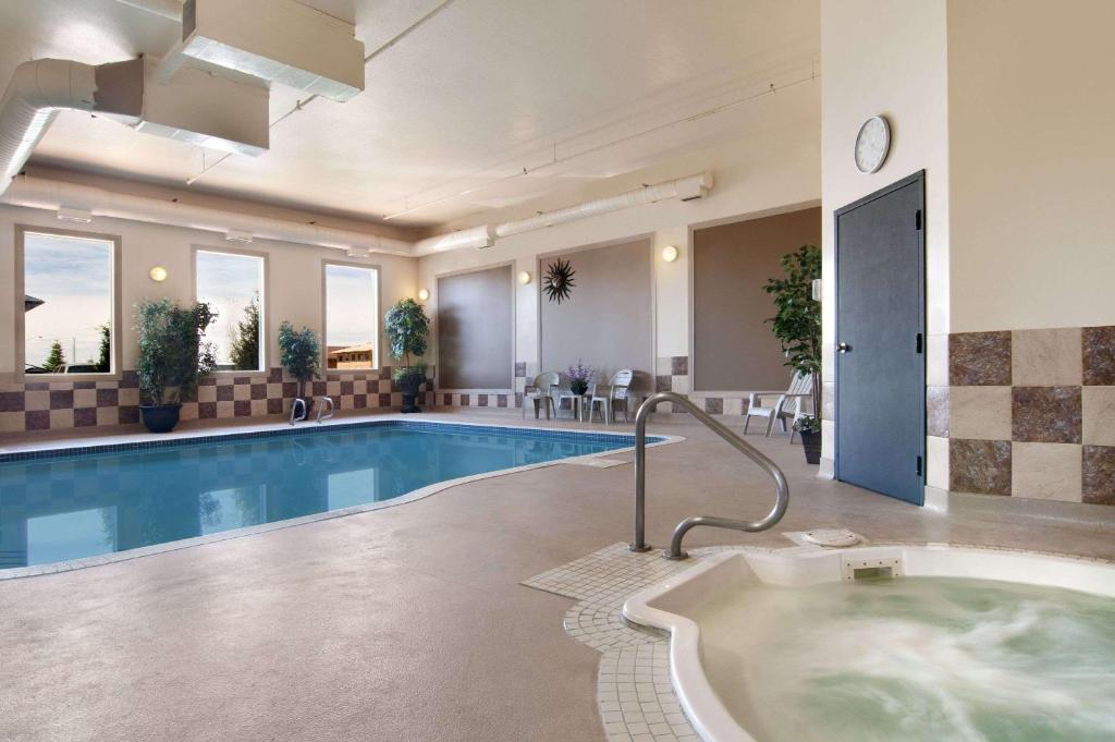 Travelodge by Wyndham Stony Plain photo 3