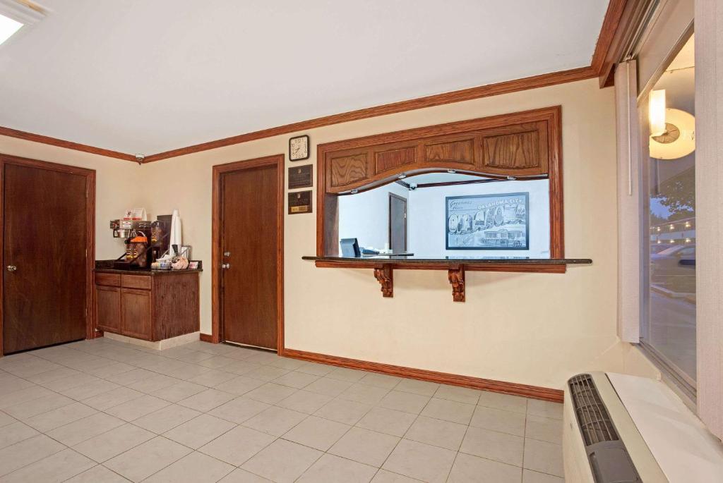 Super 8 by Wyndham Oklahoma/Frontier City photo 4