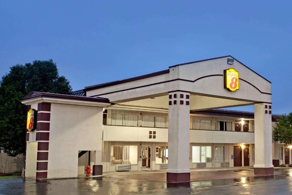 Super 8 by Wyndham Oklahoma/Frontier City photo 2