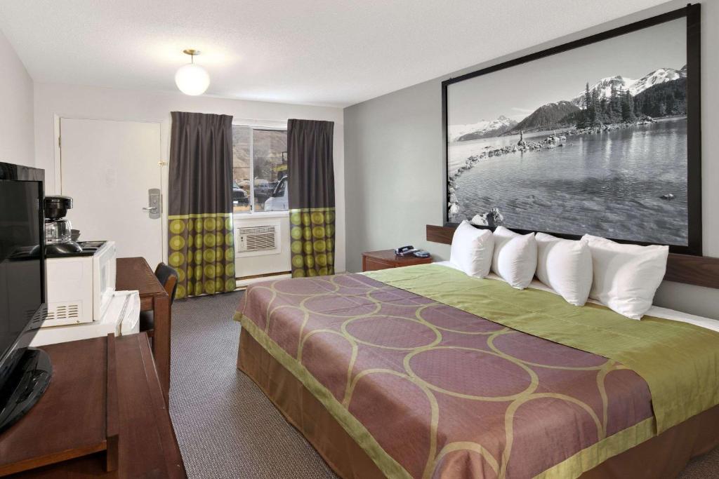 Super 8 by Wyndham Kamloops East photo 2