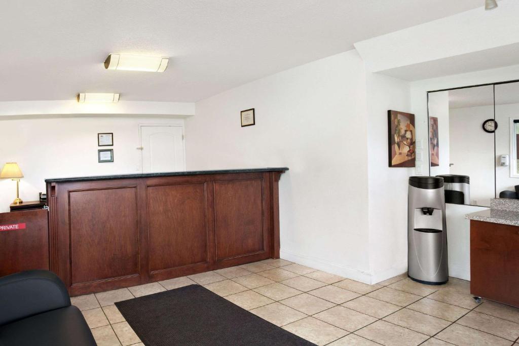 Super 8 by Wyndham Kamloops East photo 1