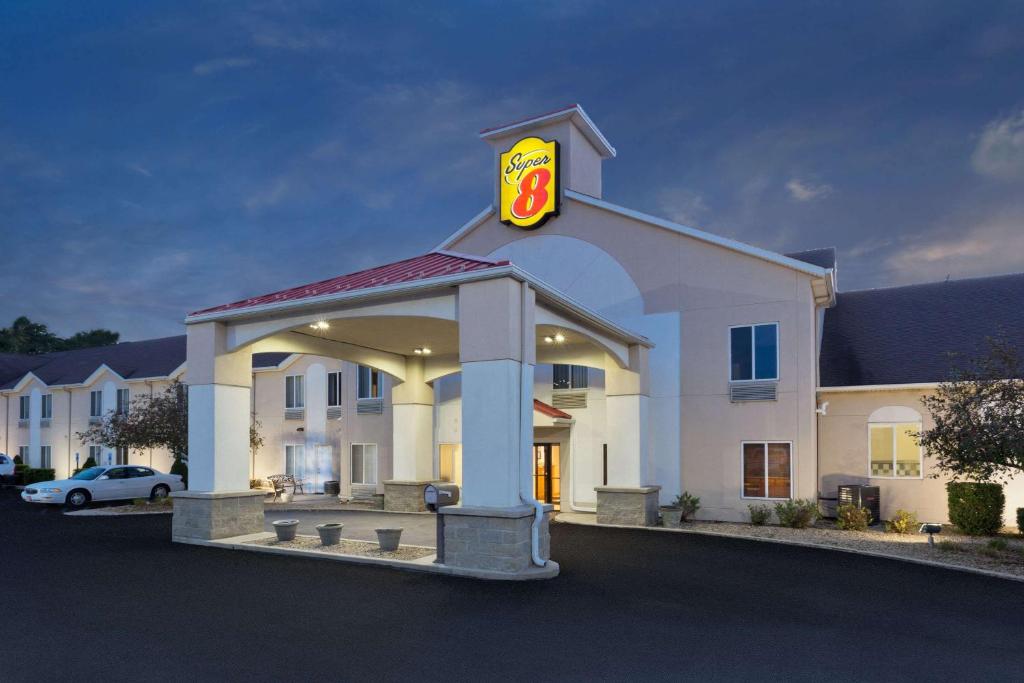Super 8 by Wyndham Cloverdale IN photo 1