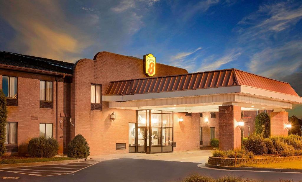 Super 8 by Wyndham Metropolis image