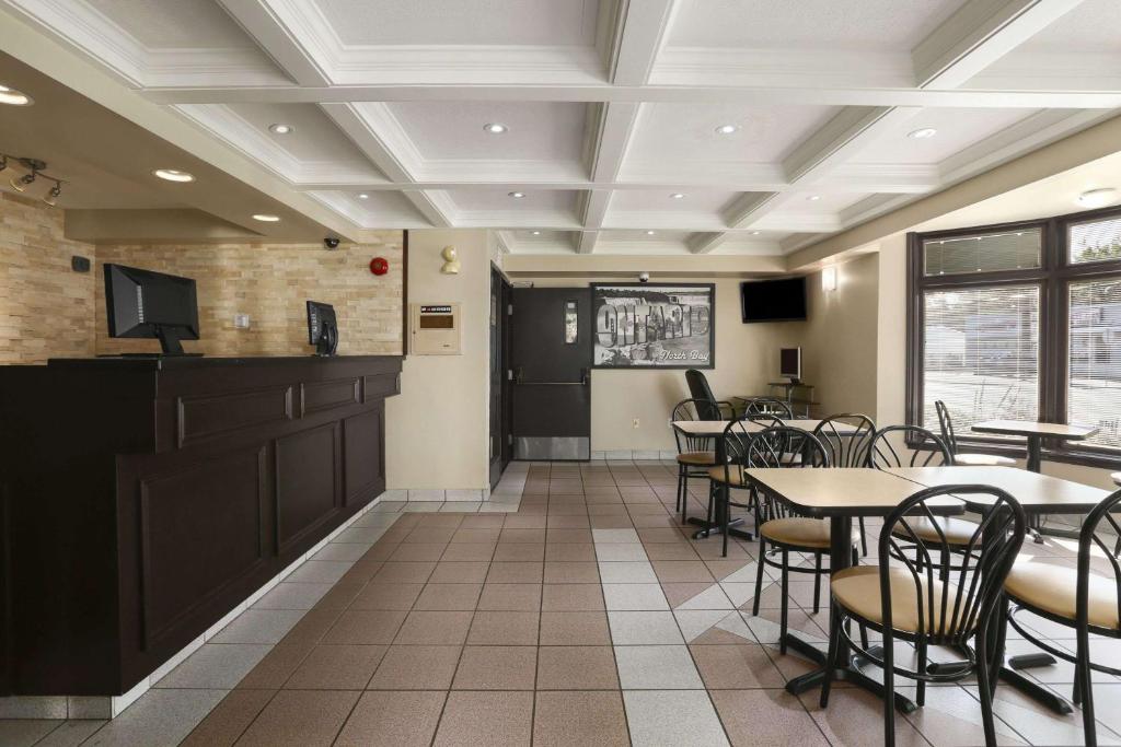 Super 8 by Wyndham North Bay photo 2