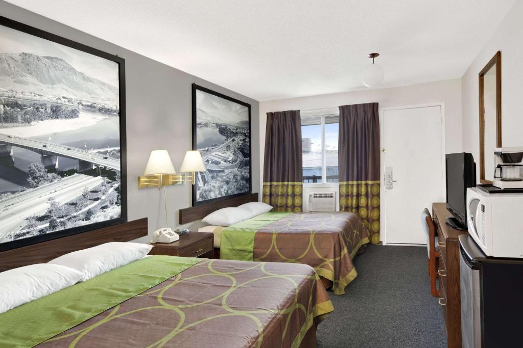 Super 8 by Wyndham Kamloops East photo 3