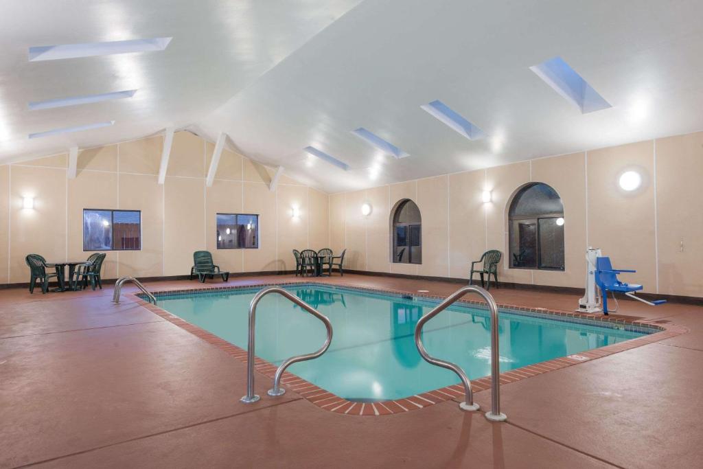 Super 8 by Wyndham St Charles photo 3