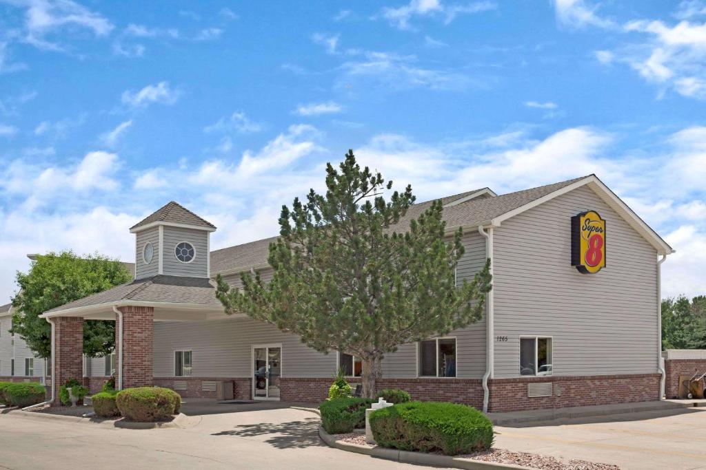 Super 8 by Wyndham Windsor image