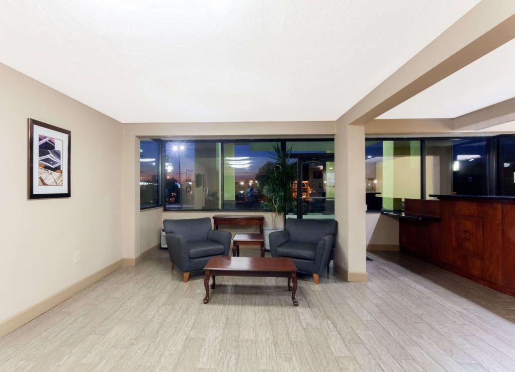 Super 8 by Wyndham Clarksville Northeast photo 1