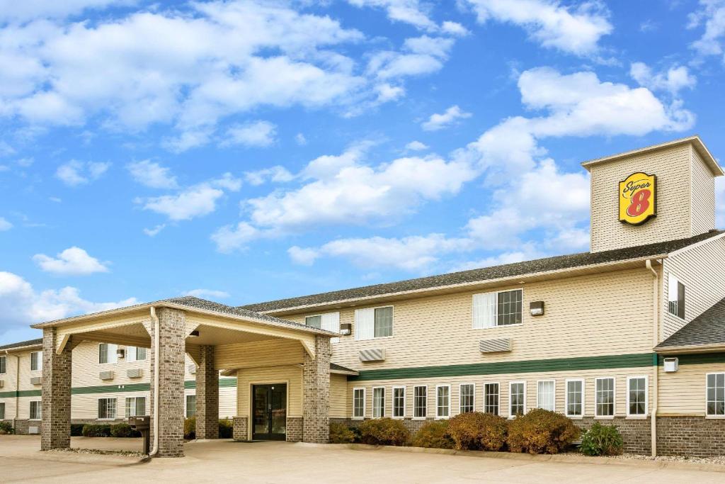 Super 8 by Wyndham Neillsville WI image