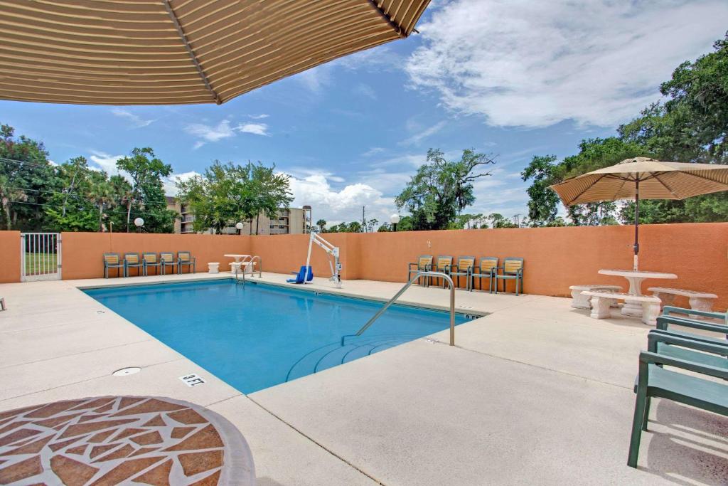 Super 8 by Wyndham Daytona Beach photo 3