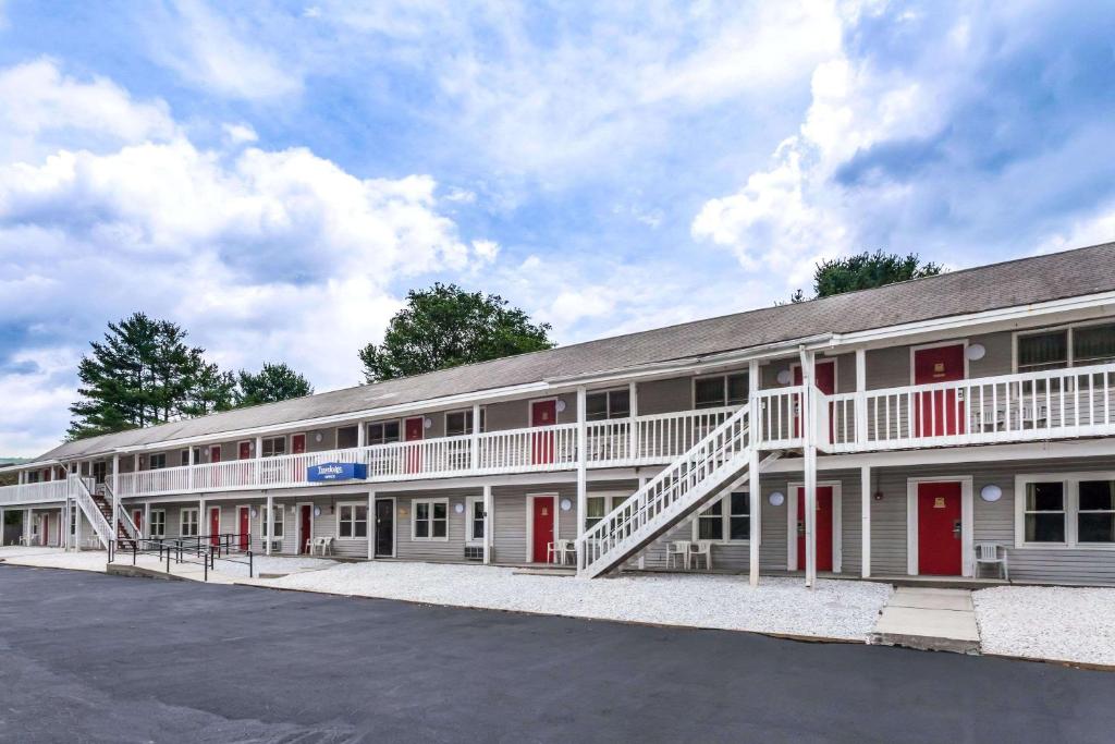 Travelodge by Wyndham Great Barrington Berkshires image