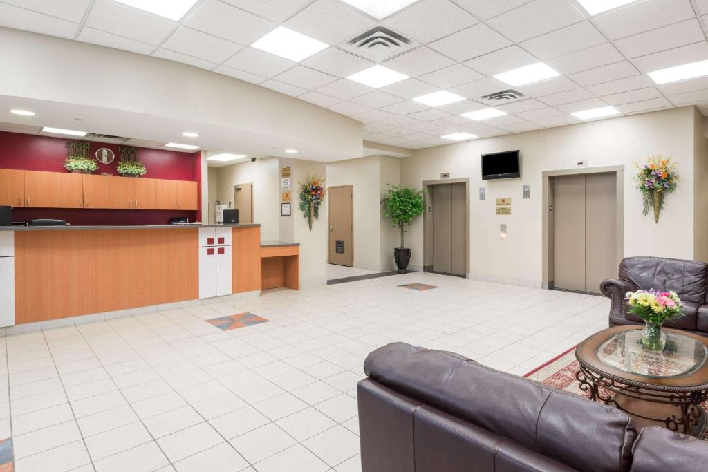 Super 8 by Wyndham Mississauga photo 4