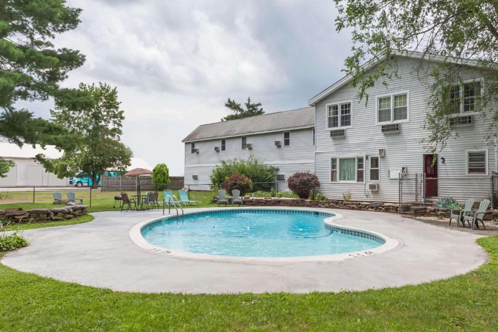 Travelodge by Wyndham Great Barrington Berkshires photo 4