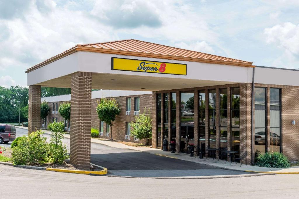 Super 8 by Wyndham Miamisburg Dayton S Area OH image