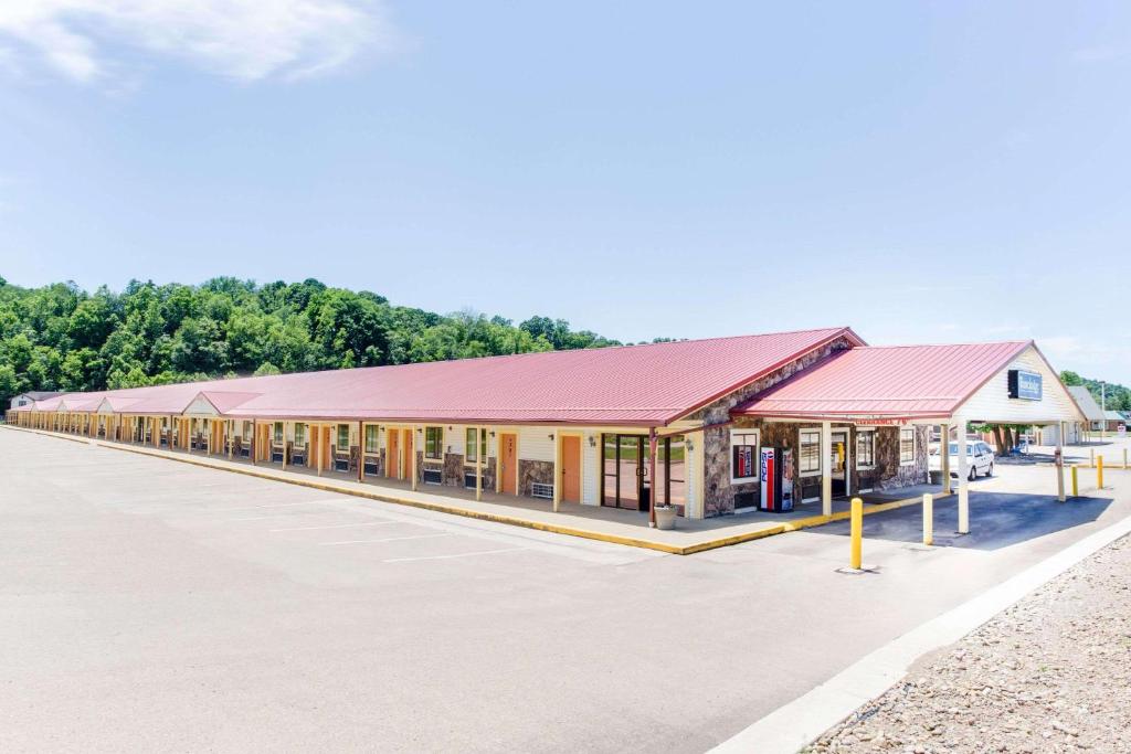 Travelodge by Wyndham Parkersburg image