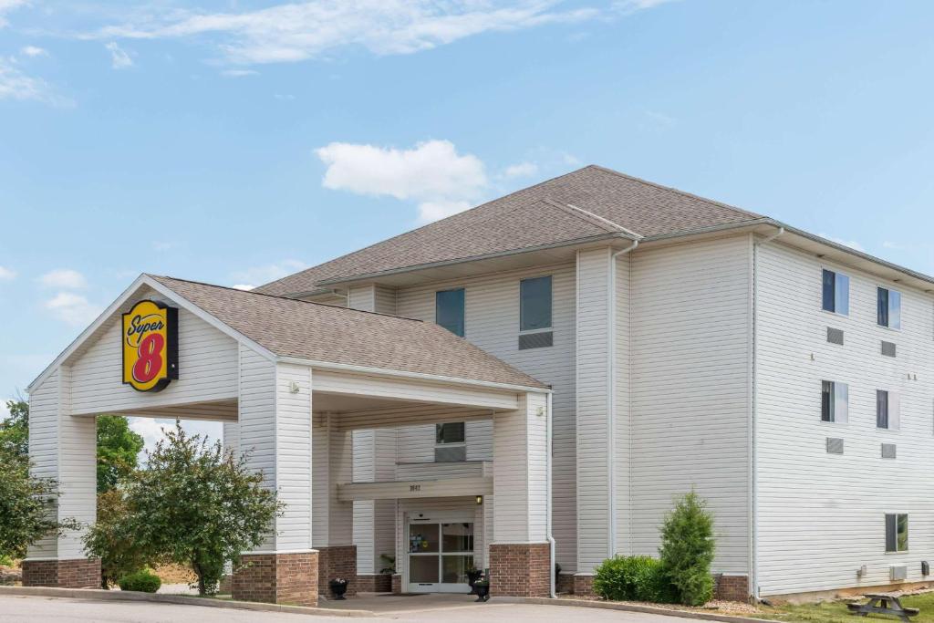 Super 8 by Wyndham Rolla image
