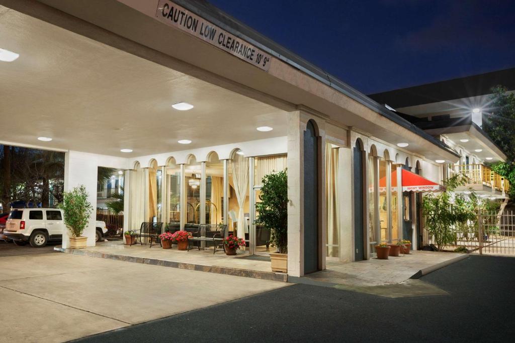 Travelodge by Wyndham Bakersfield image