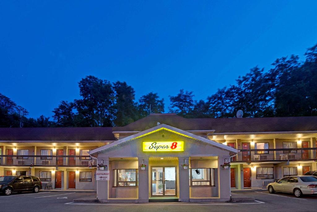 Super 8 by Wyndham Niagara Falls North photo 1