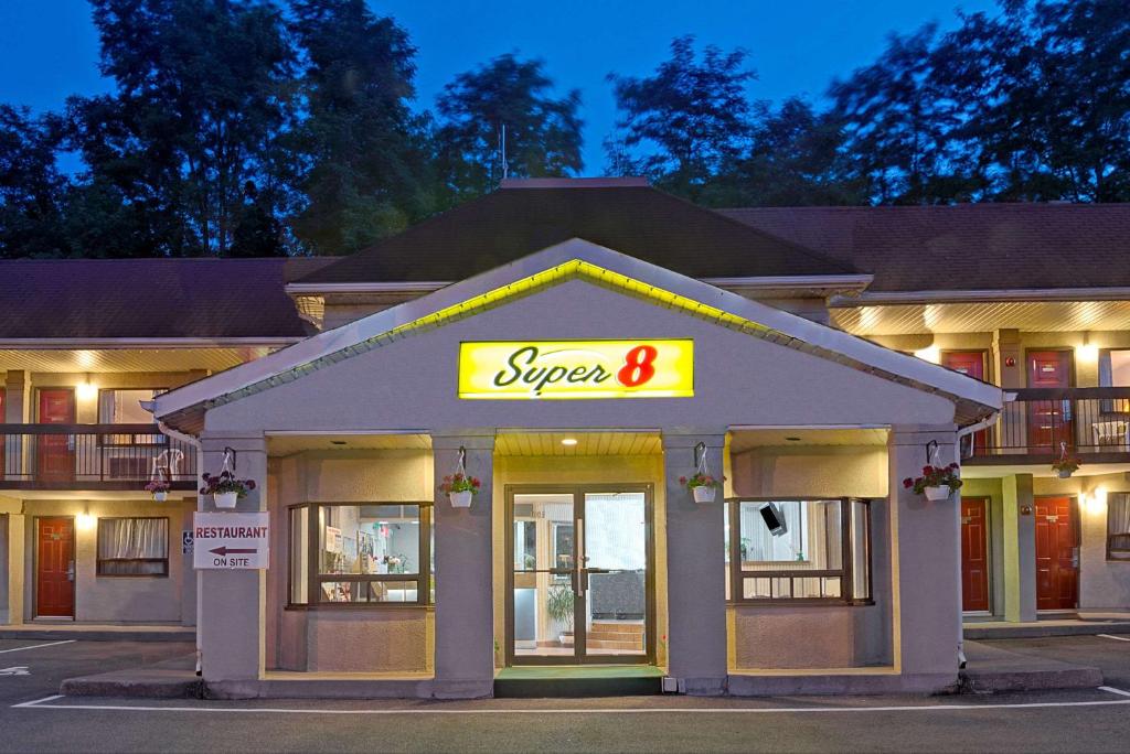 Super 8 by Wyndham Niagara Falls North photo 2