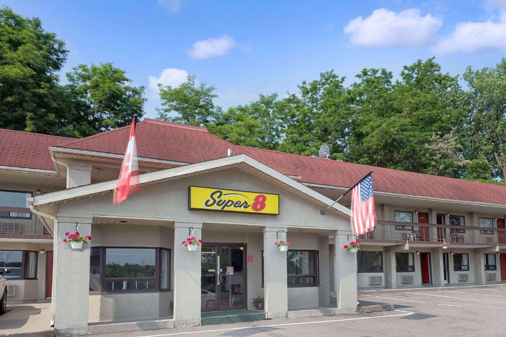 Super 8 by Wyndham Niagara Falls North photo 3