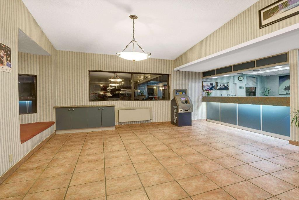 Super 8 by Wyndham Niagara Falls North photo 4