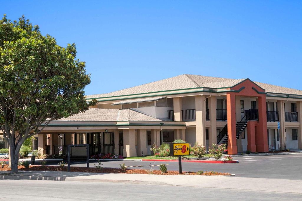 Super 8 by Wyndham Salinas image