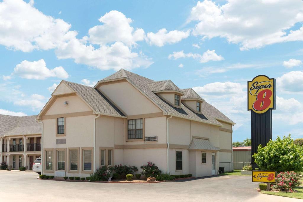 Super 8 by Wyndham Enid image