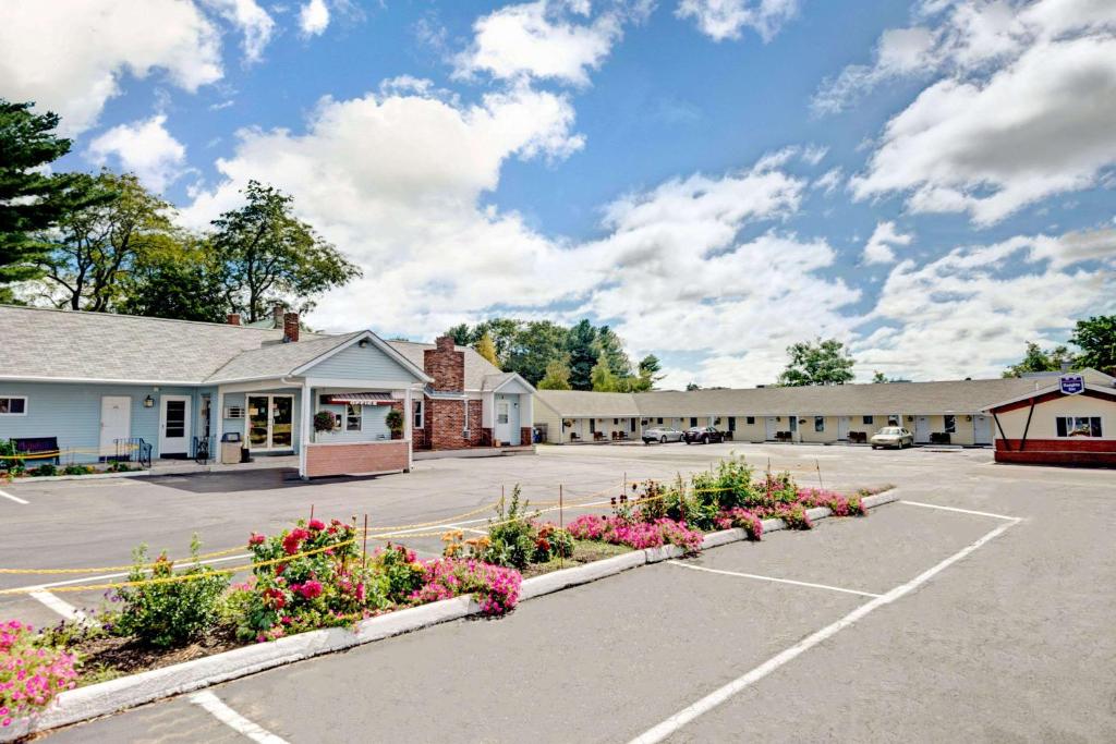 Budget Inn image