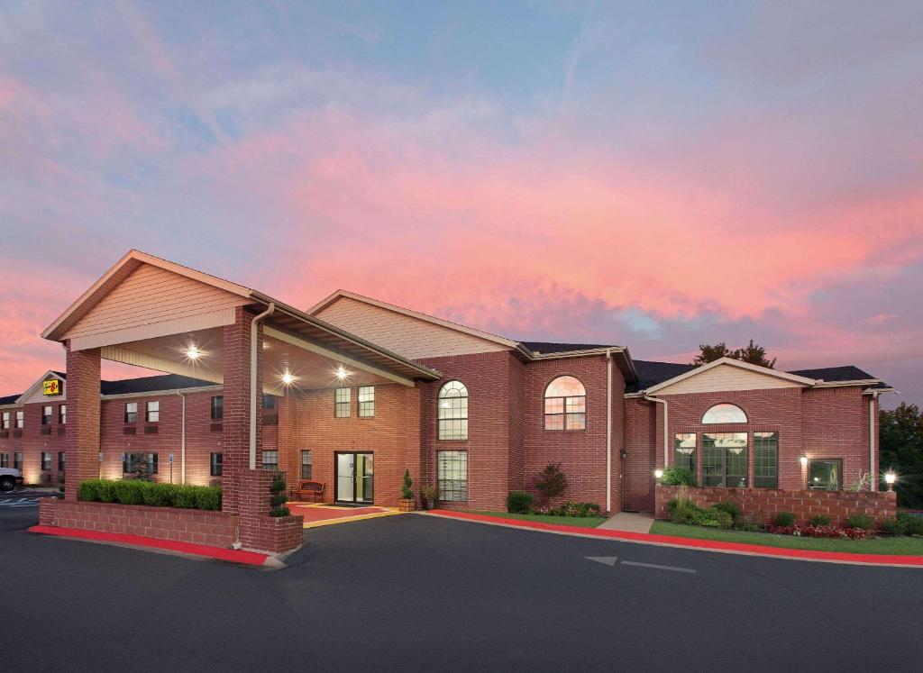 Super 8 by Wyndham Lowell/Bentonville/Rogers Area image