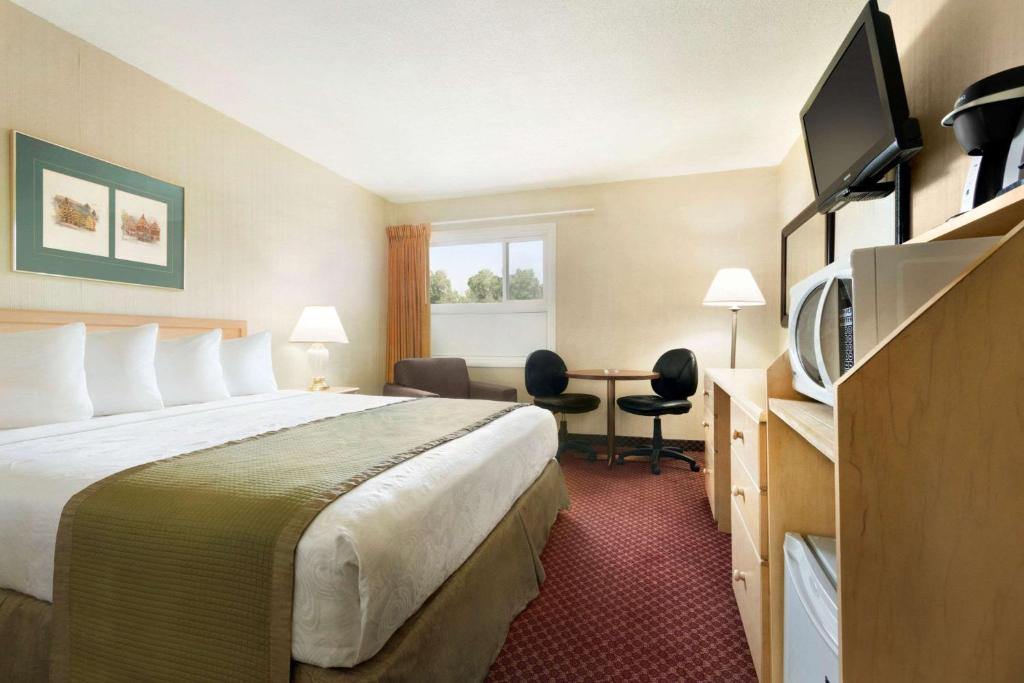 Travelodge by Wyndham Lethbridge photo 3