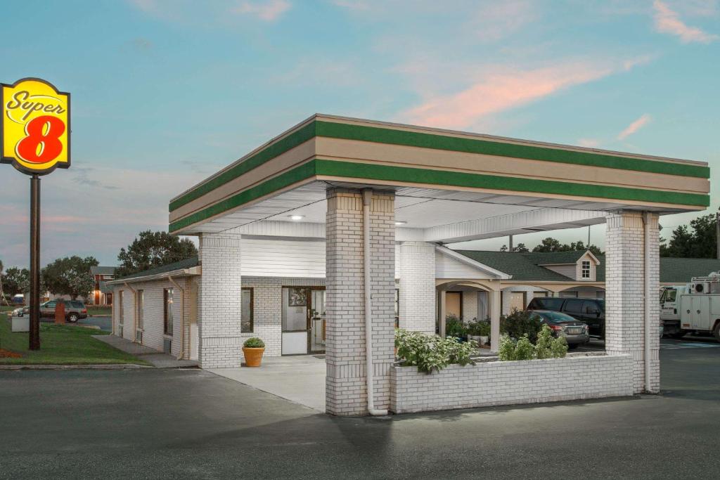 Super 8 by Wyndham Sumter photo 1