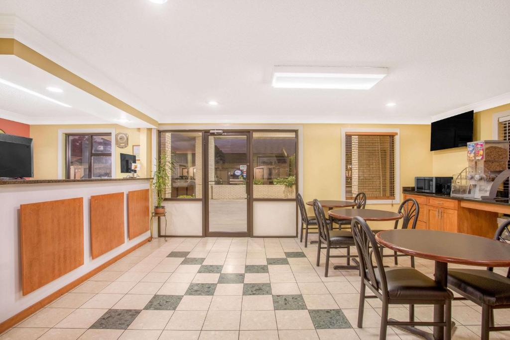 Super 8 by Wyndham Sumter photo 3