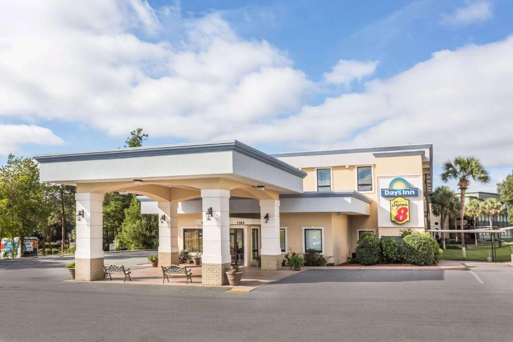 Super 8 by Wyndham Valdosta Mall photo 1