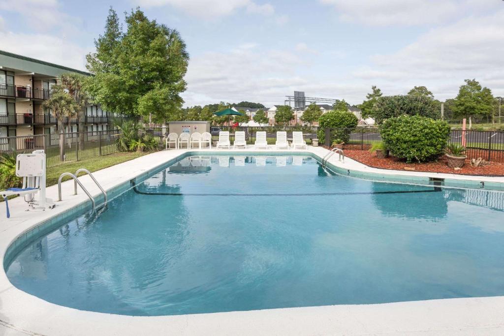 Super 8 by Wyndham Valdosta Mall photo 2