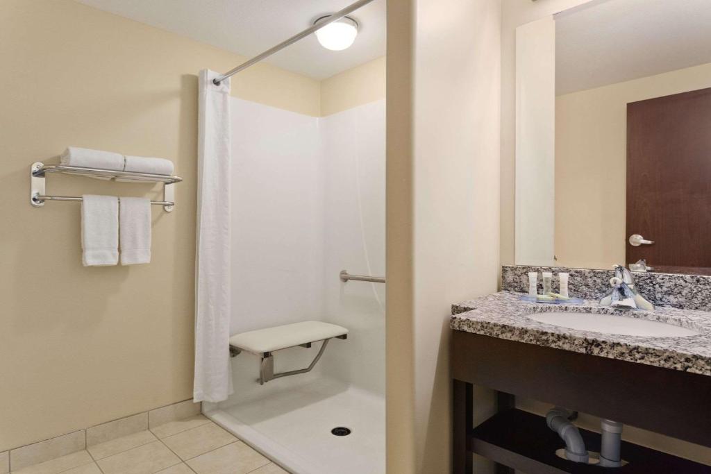 Super 8 by Wyndham Saskatoon Near Downtown photo 1