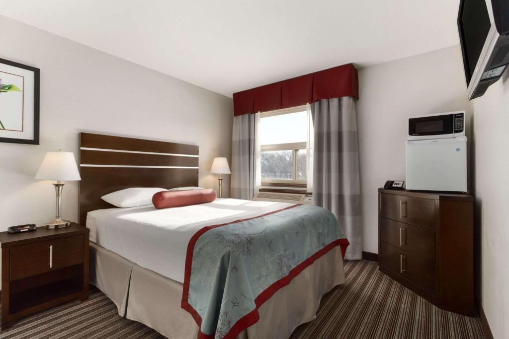 Super 8 by Wyndham Saskatoon Near Downtown photo 3