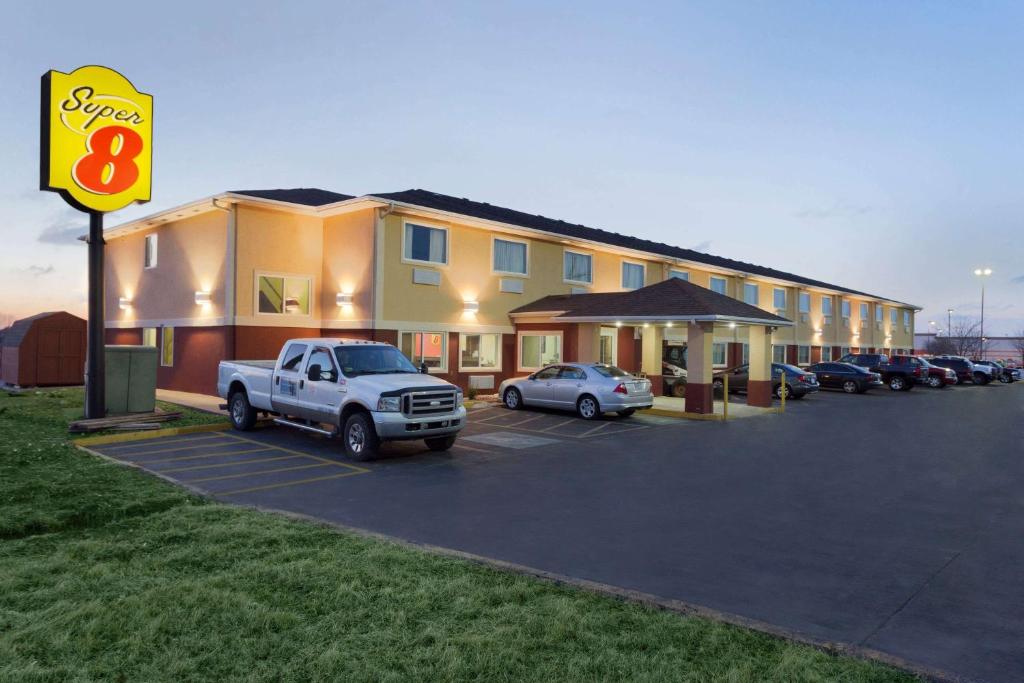 Super 8 by Wyndham Lees Summit photo 1