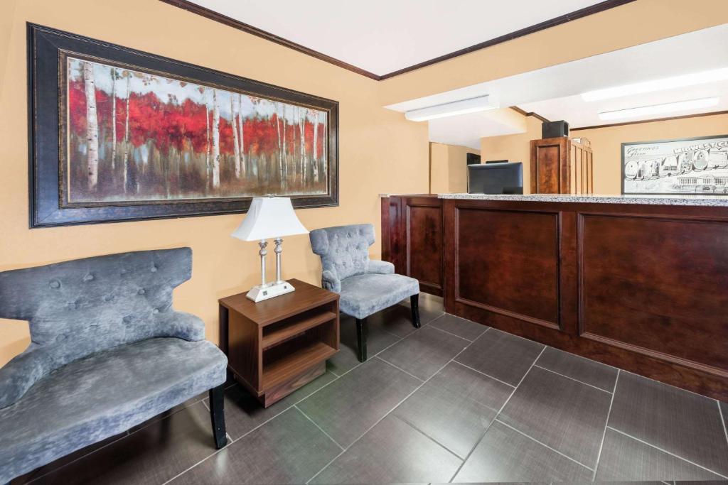Super 8 by Wyndham Midwest City OK image
