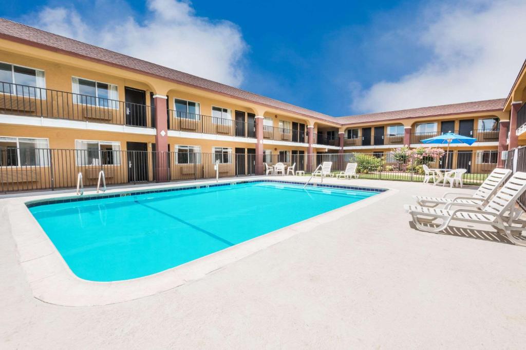 Super 8 by Wyndham Midwest City OK photo 2
