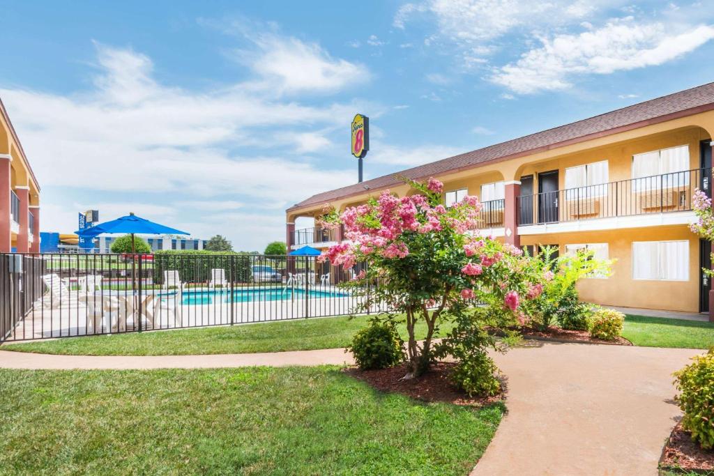 Super 8 by Wyndham Midwest City OK photo 3