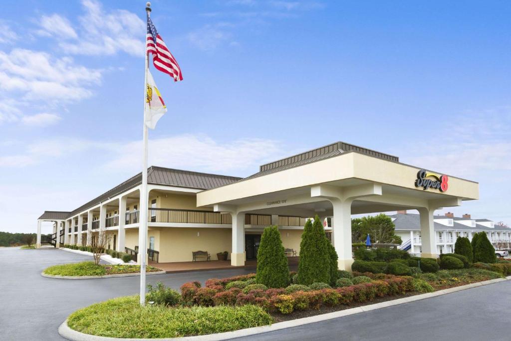 Super 8 by Wyndham Calhoun image